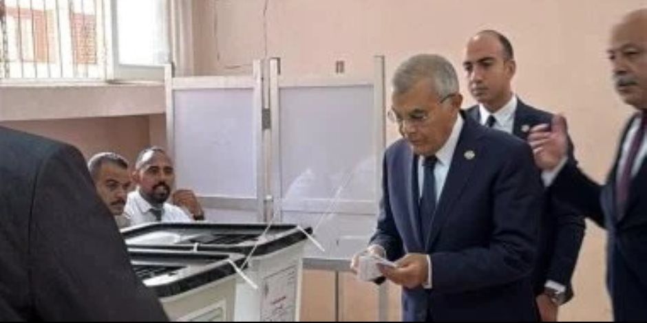 رئيس مجلس الشيوخ يدلي بصوته في انتخابات النواب 2025 في المعادي
