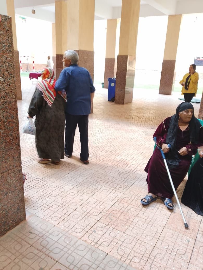 زوجان مسنان وسيدة بعكاز يدلون بأصواتهم فى انتخابات النواب بعين شمس