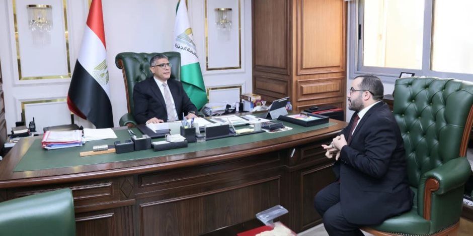 محافظ الجيزة يناقش مع مدير «التأمين الصحي» مشروع تطوير العيادات