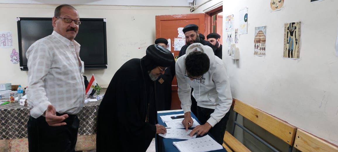 الأنبا مرقس مطران شبرا الخيمة يدلى بصوته فى انتخابات مجلس النواب