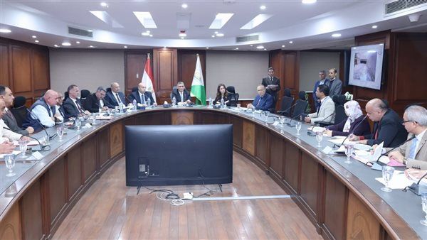 محافظ الجيزة يعقد اللقاء الأسبوعي لبحث شكاوى المواطنين بأحياء العجوزة والعمرانية ومركز أوسيم