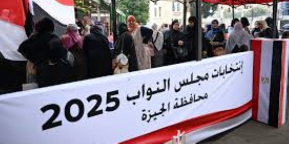 القاضى أحمد بندارى يجرى اتصالا بالفيديو كونفرانس مع رؤساء لجان الانتخابات