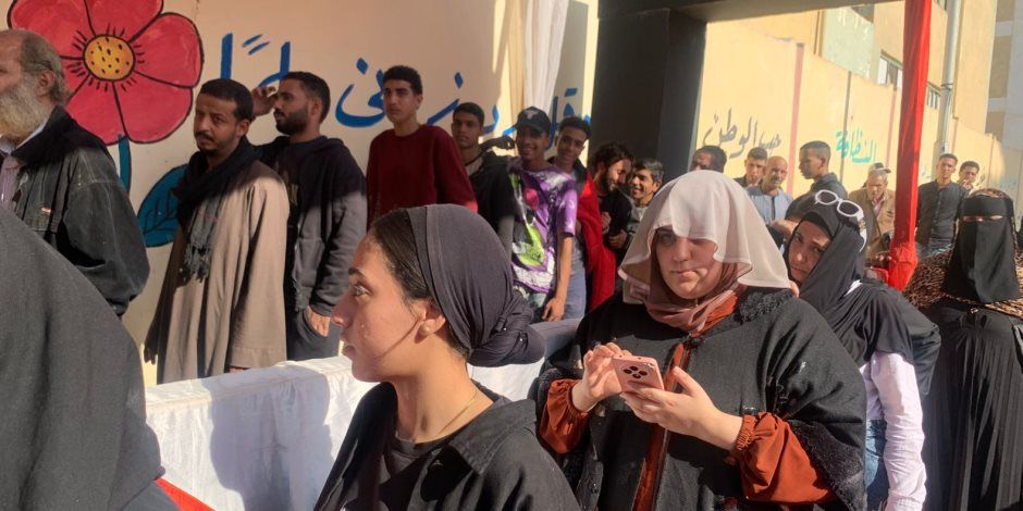 الائتلاف المصري يرصد ثان أيام التصويت :طوابير"الاستعلامات الانتخابية وظاهرة بارزة.. الناخبون يبحثون عن لجانهم عبر الهواتف.. والمتطوعون يظهرون في محيط اللجان