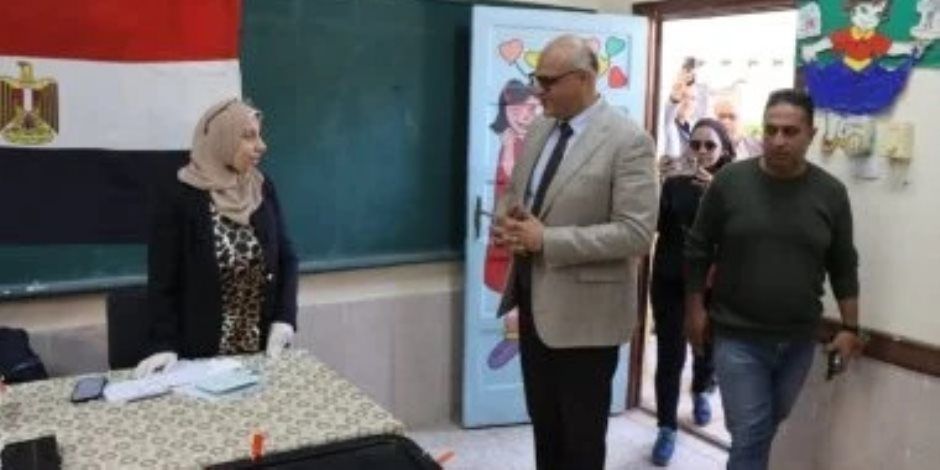 محافظ القليوبية يتفقد لجان الانتخابات فى بنها ويشيد بوعى الناخبين