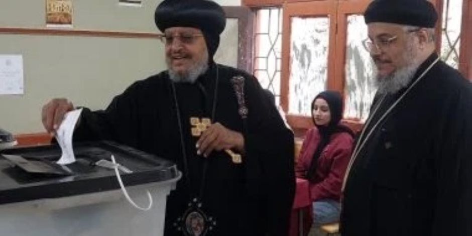 الأنبا مرقس مطران شبرا الخيمة يدلى بصوته فى انتخابات مجلس النواب