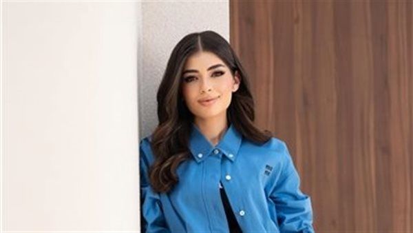 ليلى أحمد زاهر تتألق بحقيبة فاخرة وجلسة تصوير كاجوال