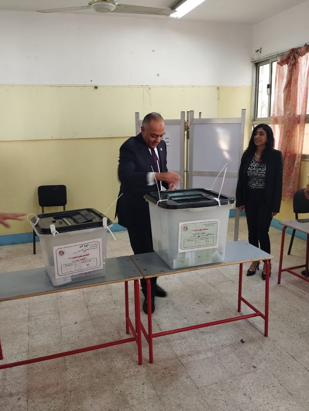 المستشار أحمد البندارى يدلى بصوته فى انتخابات مجلس النواب