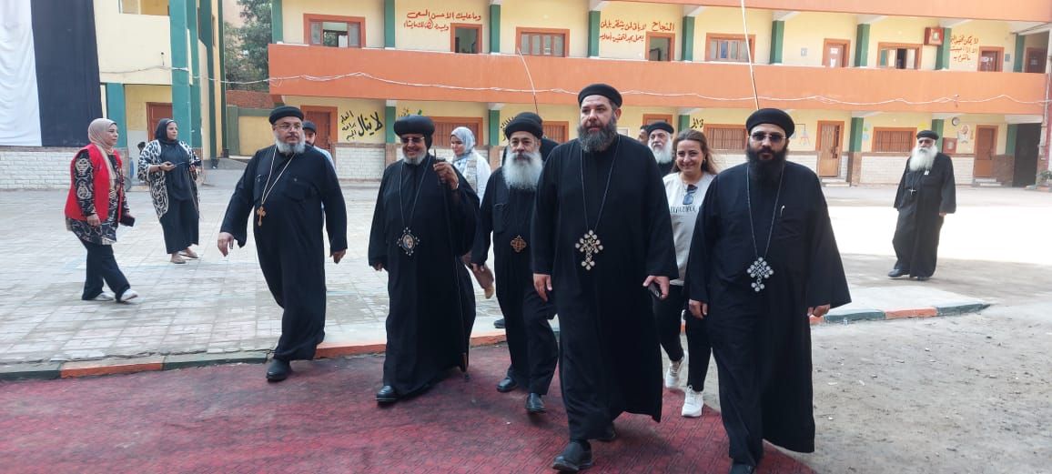 الأنبا مرقس مطران شبرا الخيمة يدلى بصوته فى انتخابات مجلس النواب