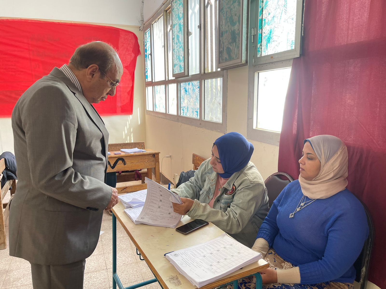محافظ المنيا الأسبق يدلي بصوته في انتخابات مجلس النواب 2025