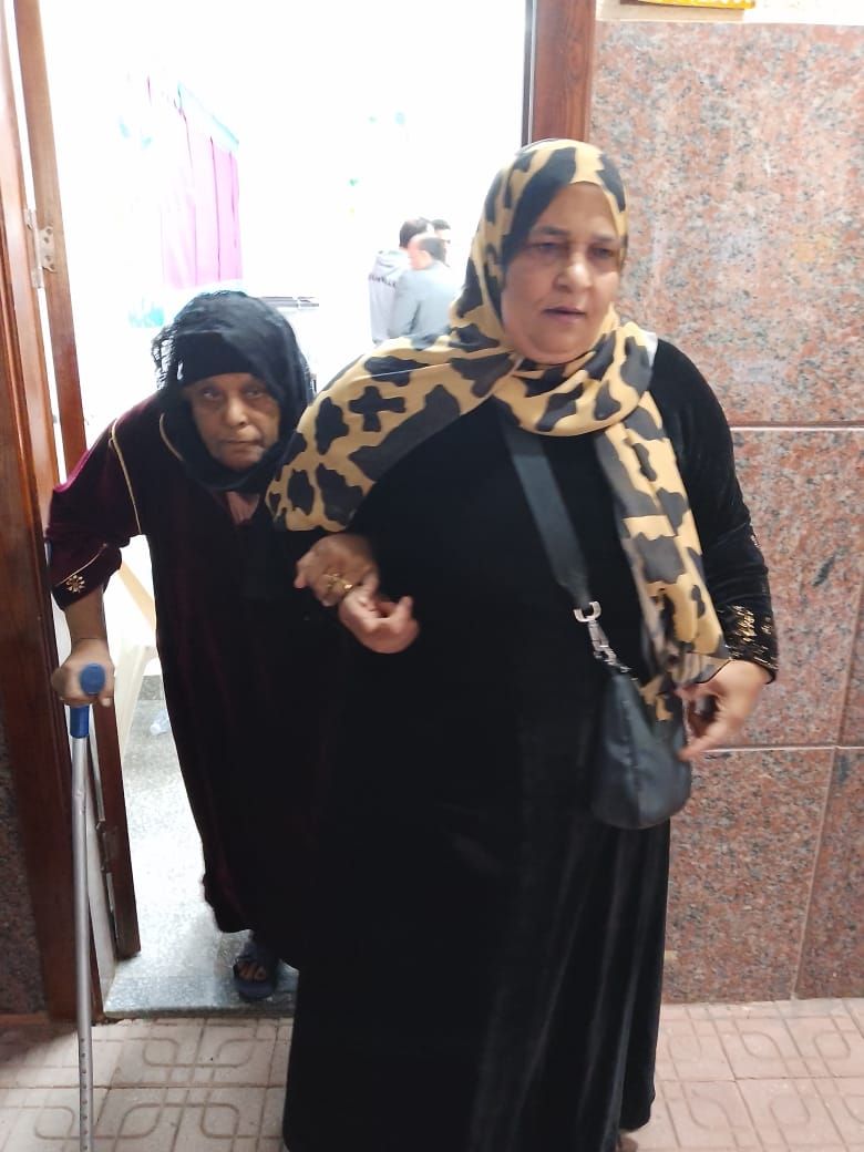 زوجان مسنان وسيدة بعكاز يدلون بأصواتهم فى انتخابات النواب بعين شمس