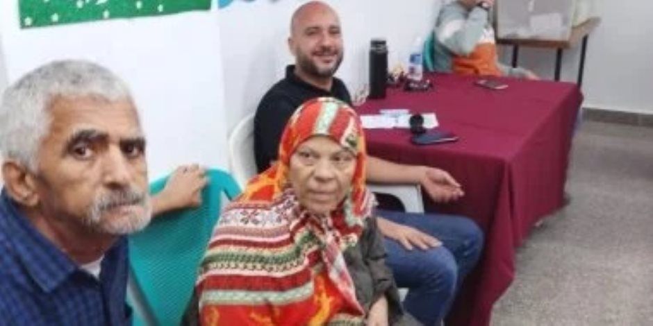 زوجان مسنان وسيدة بعكاز يدلون بأصواتهم فى انتخابات النواب بعين شمس