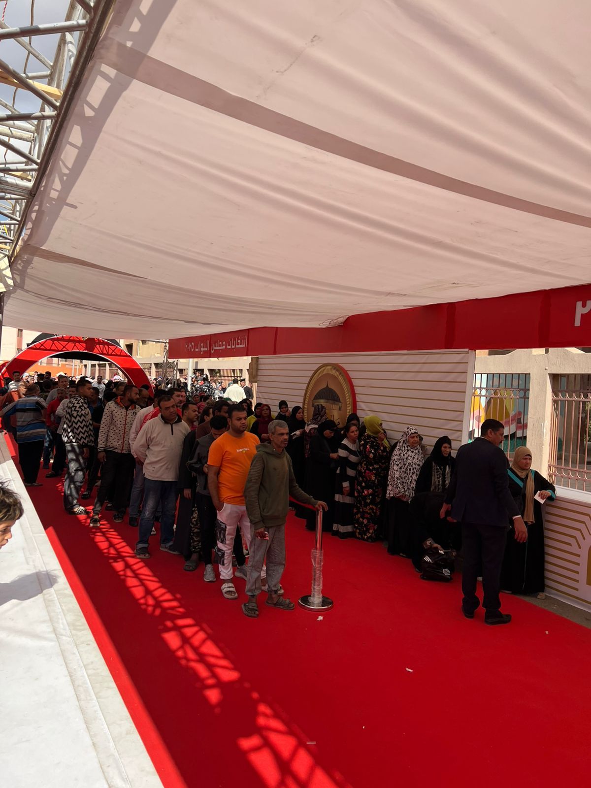 إقبال كثيف من الشباب للتصويت في ثاني أيام انتخابات النواب بالأسمرات.. صور