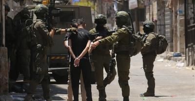 الاحتلال يعتقل 50 فلسطينياً من الضفة