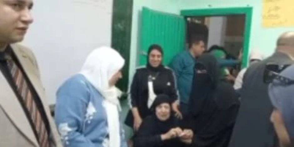 سيدة مسنة على كرسى متحرك تدلى بصوتها بالانتخابات بكفر الشيخ فى الدقائق الأخيرة