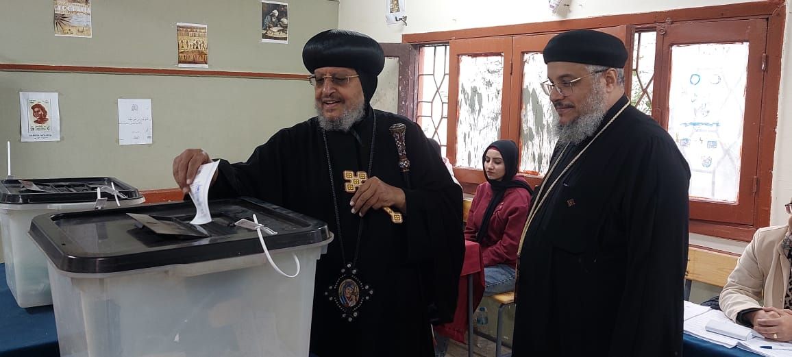 الأنبا مرقس مطران شبرا الخيمة يدلى بصوته فى انتخابات مجلس النواب