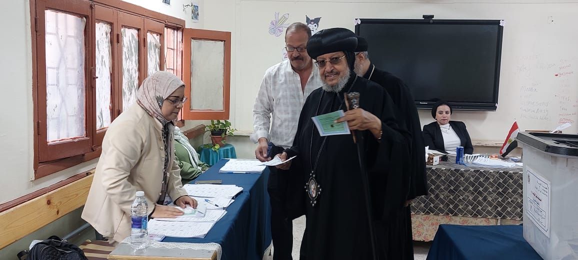 الأنبا مرقس مطران شبرا الخيمة يدلى بصوته فى انتخابات مجلس النواب