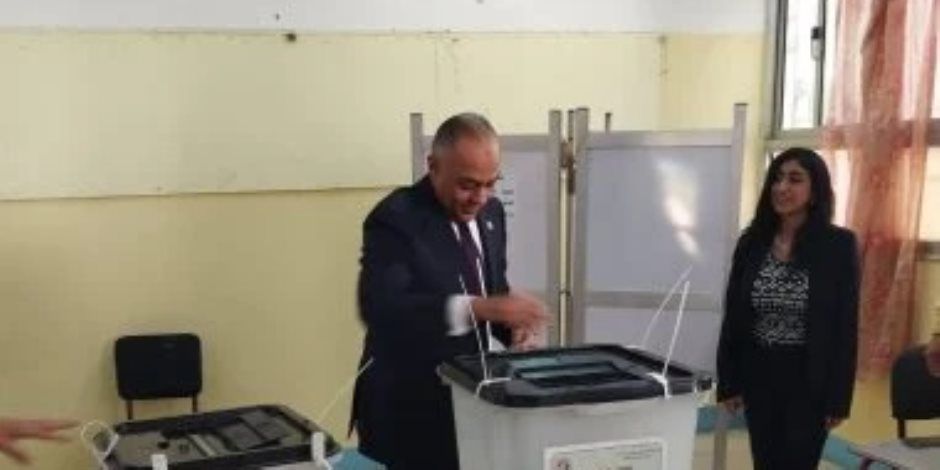 المستشار أحمد البندارى يدلى بصوته فى انتخابات مجلس النواب