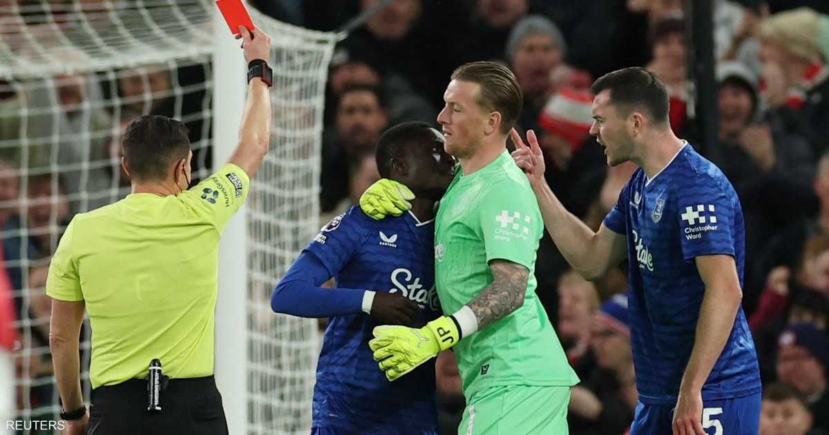 العالم اليوم - حادثة غريبة في الدوري الإنجليزي.. طرد لاعب لاشتباكه مع زميله