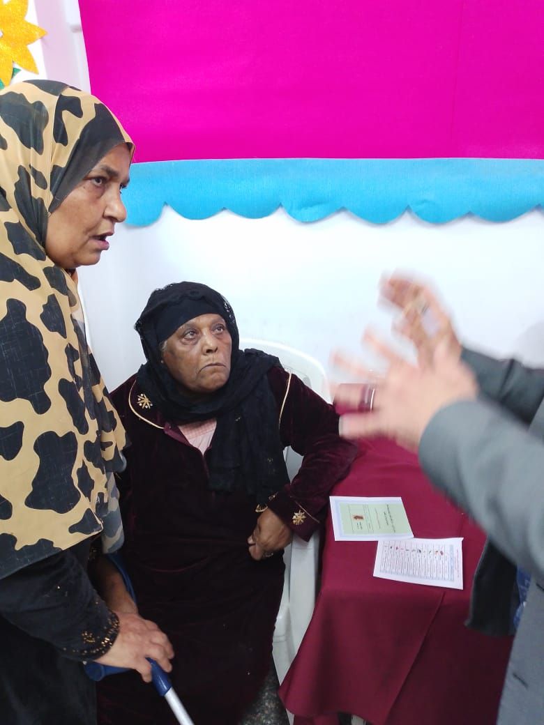 زوجان مسنان وسيدة بعكاز يدلون بأصواتهم فى انتخابات النواب بعين شمس
