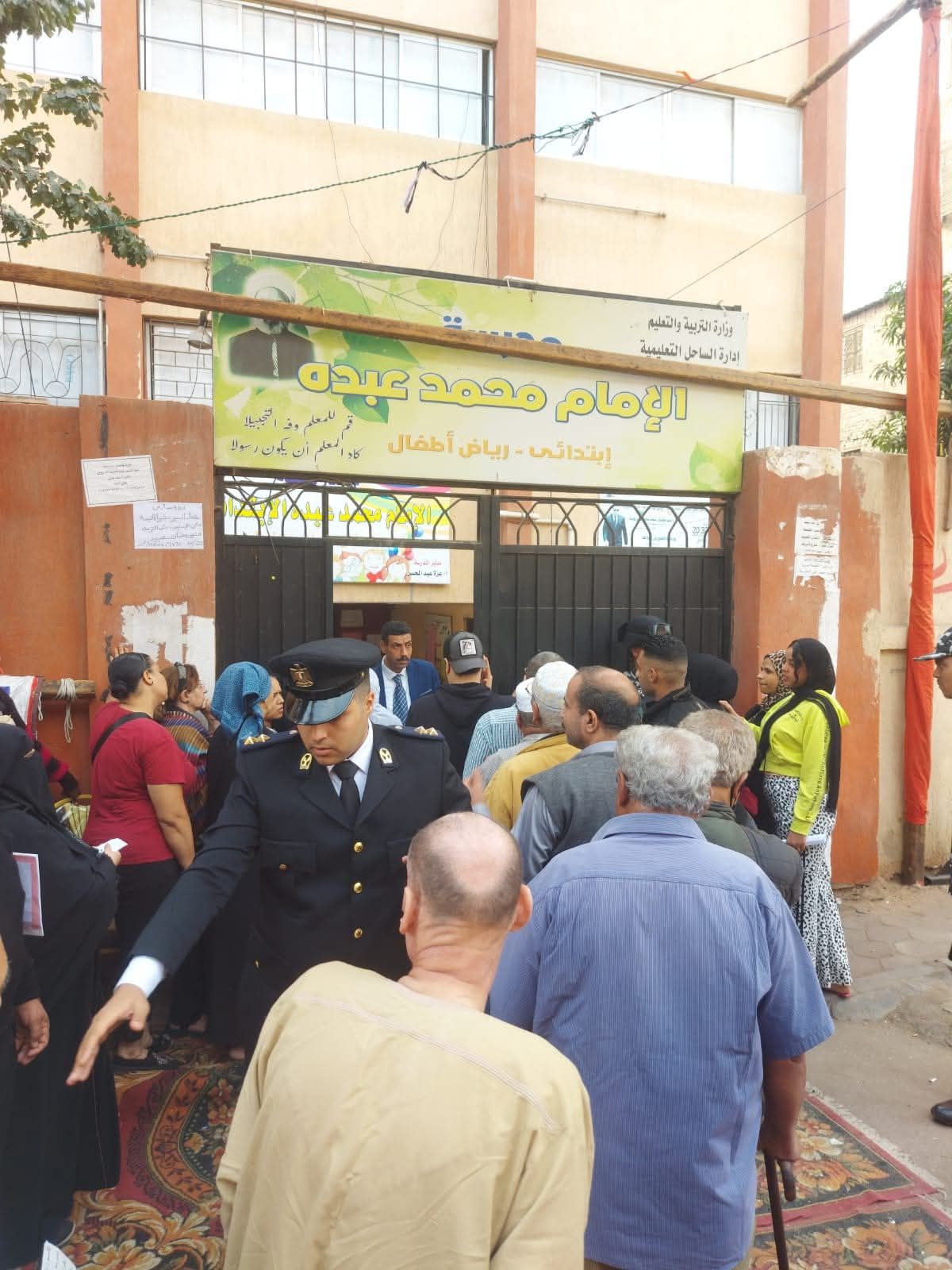 إقبال كبير يمتد فى طوابير.. توافد مكثف على لجان انتخابات النواب بالساحل.. صور