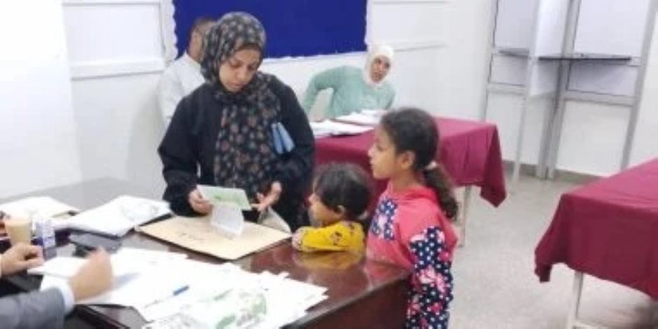 الناخبون يصطحبون أبناءهم خلال عملية التصويت فى عين شمس والمطرية.. صور