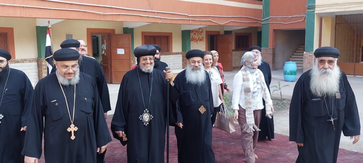 الأنبا مرقس مطران شبرا الخيمة يدلى بصوته فى انتخابات مجلس النواب