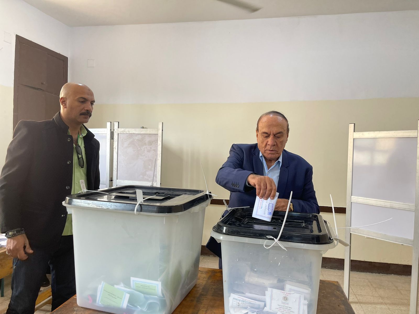 اللواء سمير فرج يدلى بصوته فى انتخابات مجلس النواب 2025