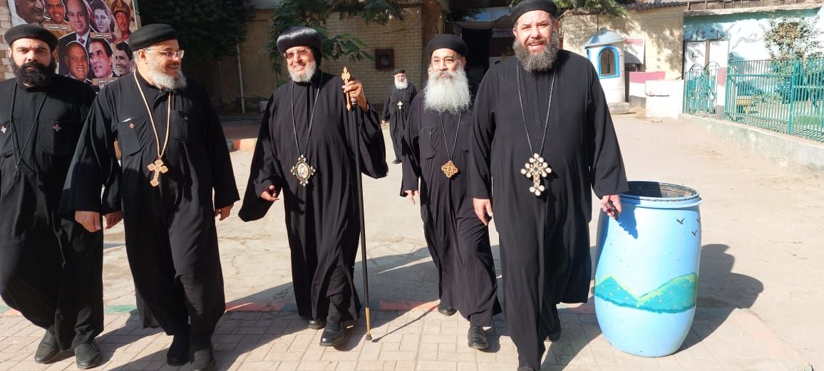 الأنبا مرقس مطران شبرا الخيمة يدلى بصوته فى انتخابات مجلس النواب