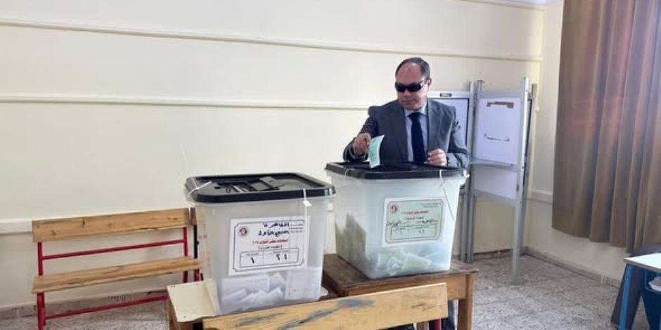رئيس هيئة تنمية الصعيد يُدلي بصوته في انتخابات مجلس النواب