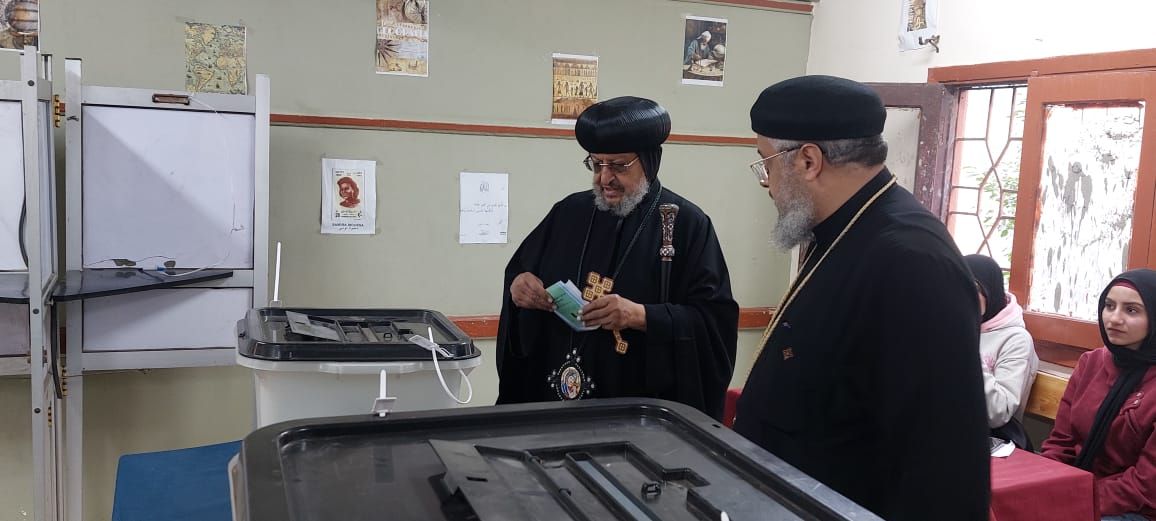 الأنبا مرقس مطران شبرا الخيمة يدلى بصوته فى انتخابات مجلس النواب