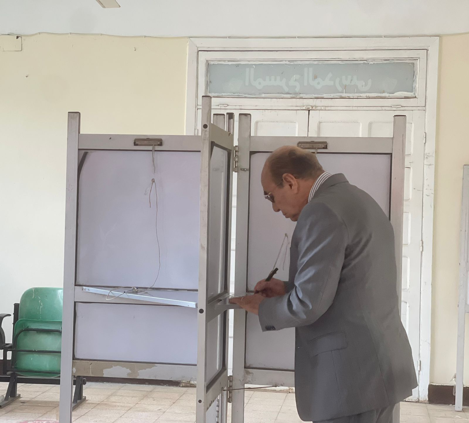 محافظ المنيا الأسبق يدلي بصوته في انتخابات مجلس النواب 2025