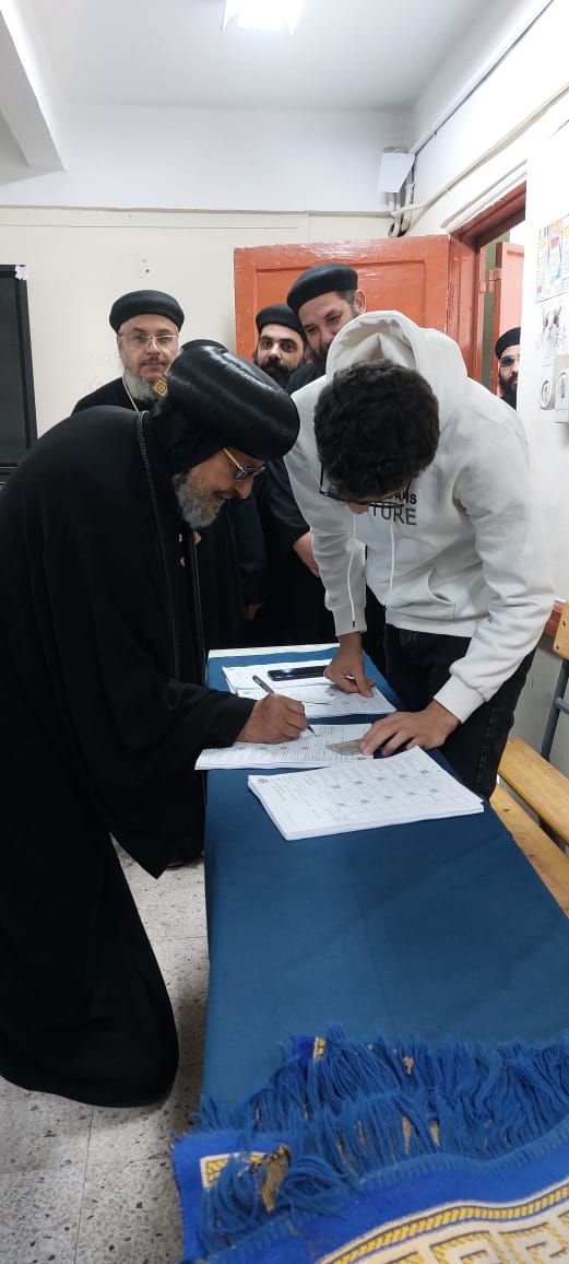 الأنبا مرقس مطران شبرا الخيمة يدلى بصوته فى انتخابات مجلس النواب