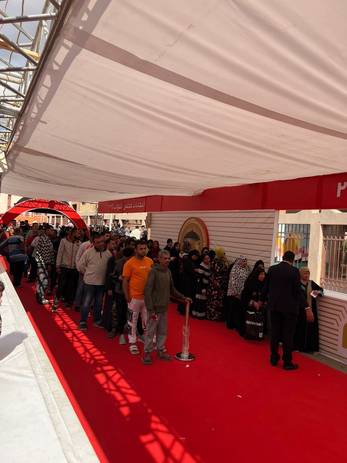 إقبال كثيف من الشباب للتصويت في ثاني أيام انتخابات النواب بالأسمرات.. صور