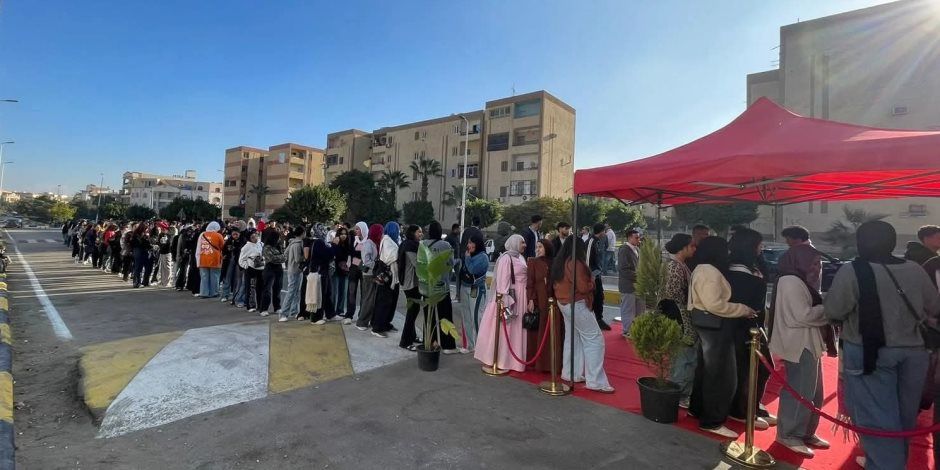 توافد الناخبين الي اللجان البرلمانية من أمام الدائرة السادسة مقرها القاهرة الجديدة