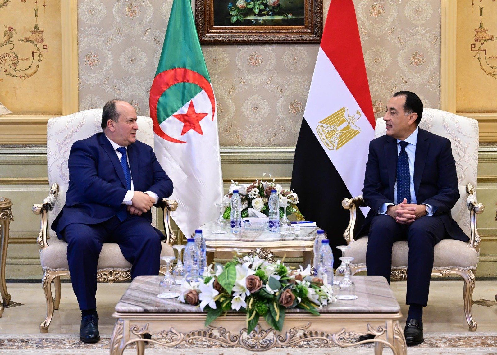 رئيس الوزراء يستقبل الوزير الأول للجزائر بمطار القاهرة الدولى