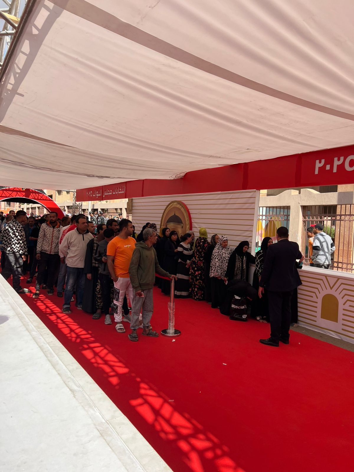 إقبال كثيف من الشباب للتصويت في ثاني أيام انتخابات النواب بالأسمرات.. صور