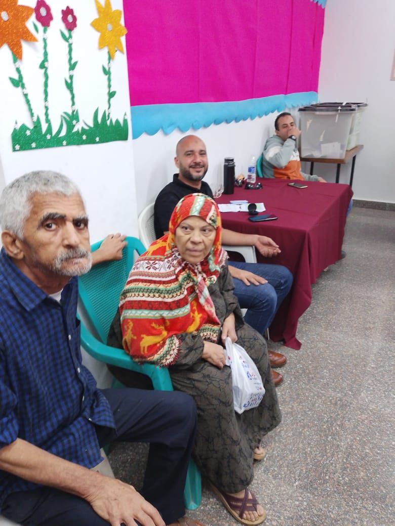 زوجان مسنان وسيدة بعكاز يدلون بأصواتهم فى انتخابات النواب بعين شمس