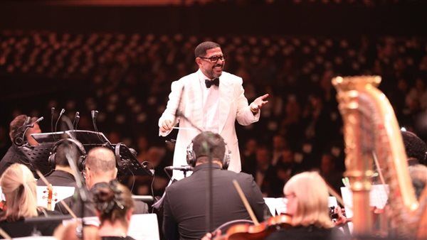 هاني فرحات يتألق بقيادته الأوركسترا الملكي البريطاني في حفل كامل العدد بالاهرامات