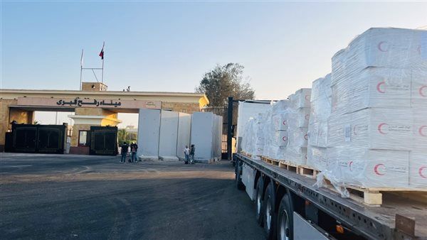 الهلال الأحمر المصري يدفع بـ 260 ألف سلة غذائية و50 ألف بطانية عبر قافلة «زاد العزة» الـ 82 إلى غزة