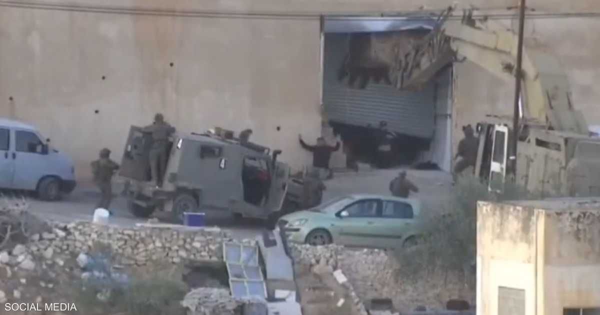 العالم اليوم - فيديو.. إسرائيل تقتل رجلين في الضفة رغم استسلامهما