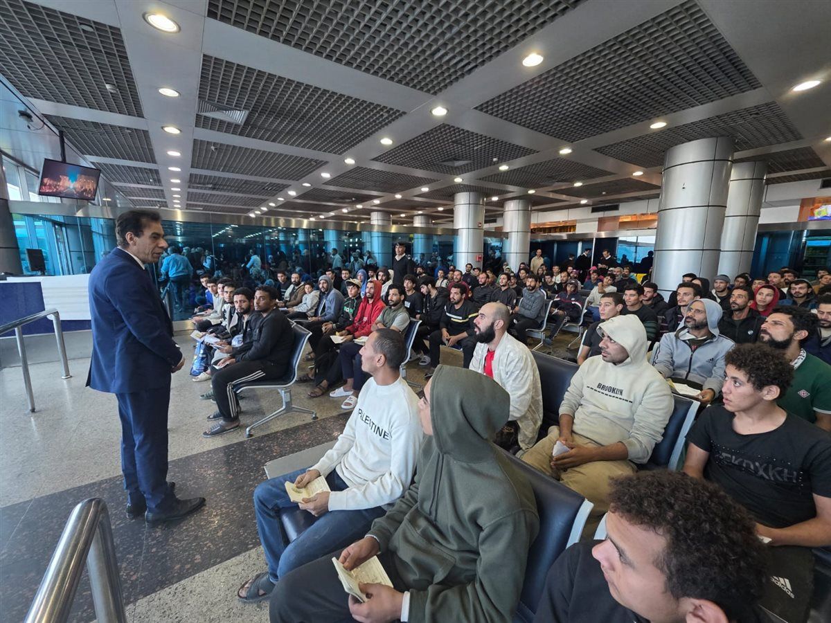 الخارجية تنجح في استعادة 131 مواطنًا مصريًا من ليبيا (صور)