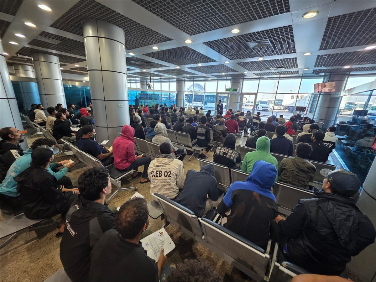 الخارجية تنجح في استعادة 131 مواطنًا مصريًا من ليبيا (صور)