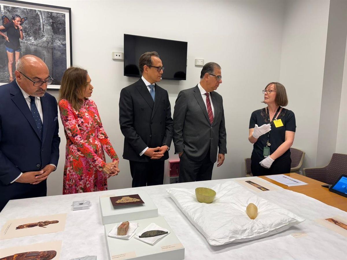 أستراليا تسلم مصر 17 قطعة أثرية نادرة تعود لحقب فرعونية مختلفة (صور)