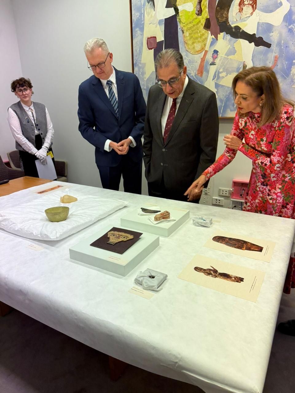 أستراليا تسلم مصر 17 قطعة أثرية نادرة تعود لحقب فرعونية مختلفة (صور)