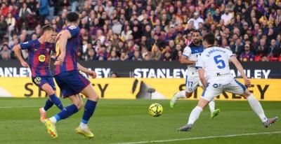 برشلونة يقلب الطاولة على ألافيس