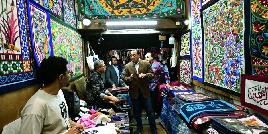 رئيس الوزراء يتجول بمنطقة الخيامية.. ويؤكد: معرض للحرف التراثية بحديقة الفسطاط