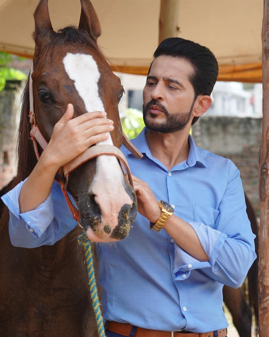 هيتين تيجواني يكشف السرّ لأول مرة… تصريحات نارية لـ"دوت الخليج الفني" من كواليس فيلم "مانو يا نا مانو"!