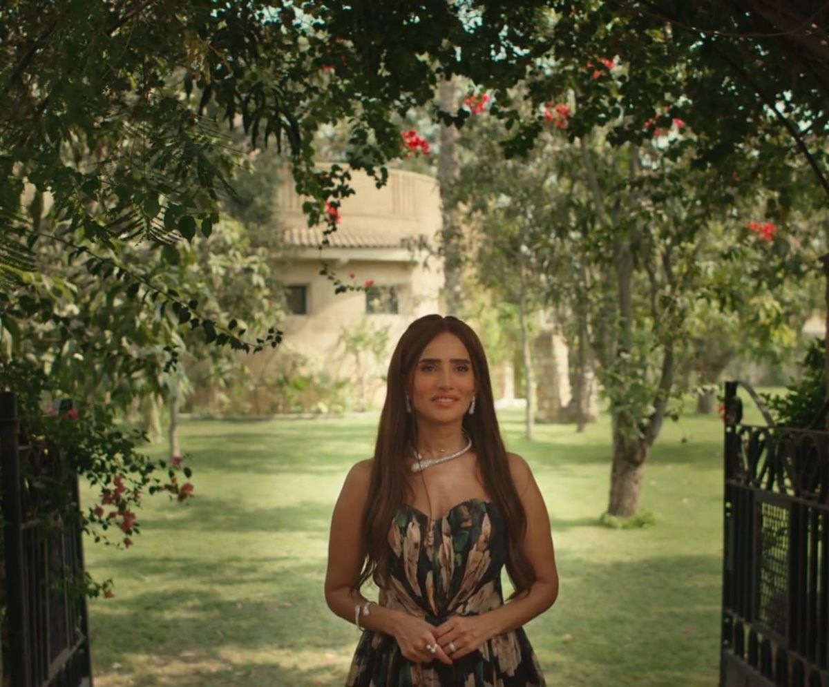 ورد وشوكولاته.. زينة تعود في مشاهد مواجهة خيالية مع محمد فراج