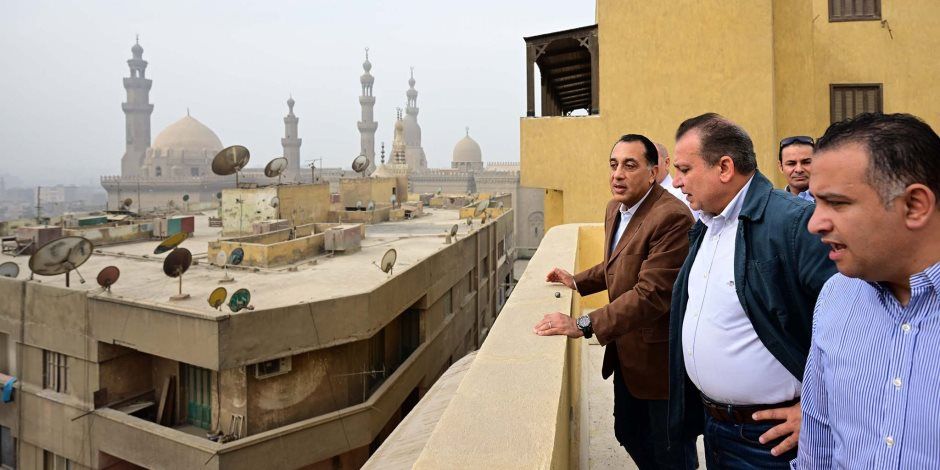 رئيس الوزراء يتفقد أعمال إعادة إحياء منطقة درب اللبانة (صور)