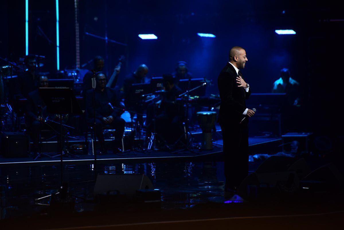 تامر عاشور يتألق في ليلة استثنائية على مسرح الكويت أرينا